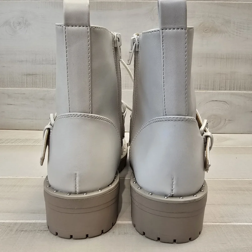 {7} Dolce Vita Osten Chainlink Chunky Boot Off White *slight flaw shown in pics*